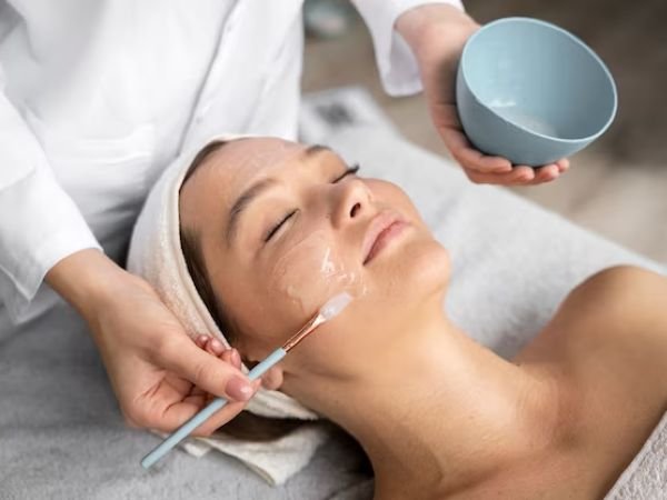 Facial and Bleach Treatments Unisex Salon in Pune